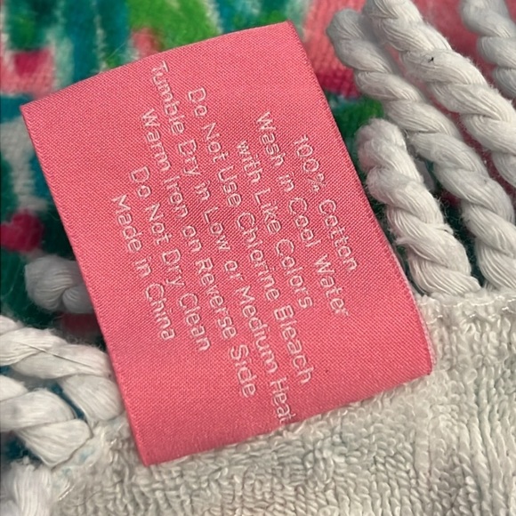 🌸 Lilly Pulitzer 60" Round Beach Towel in Pink Blossom Suite Views - Picture 5 of 6